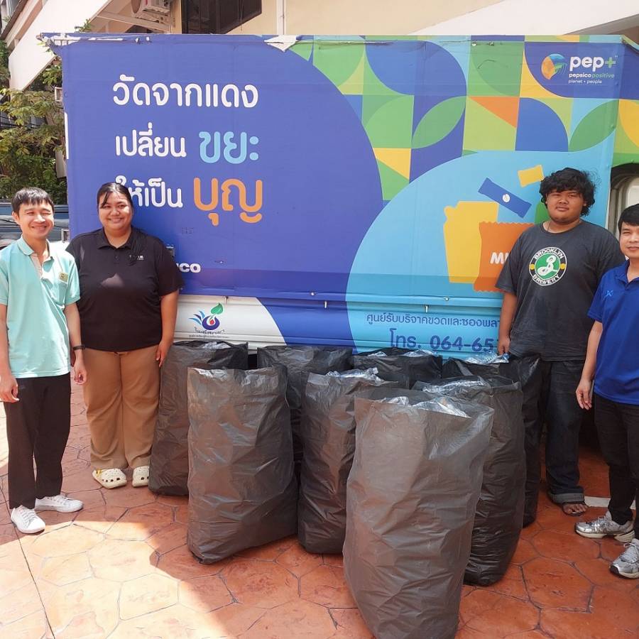 กองคลัง กรมปศุสัตว์ ส่งมอบขวดพลาสติกรีไซเคิล ที่พนักงานร่วมกันบริจาค จำนวน 8 ถุง 