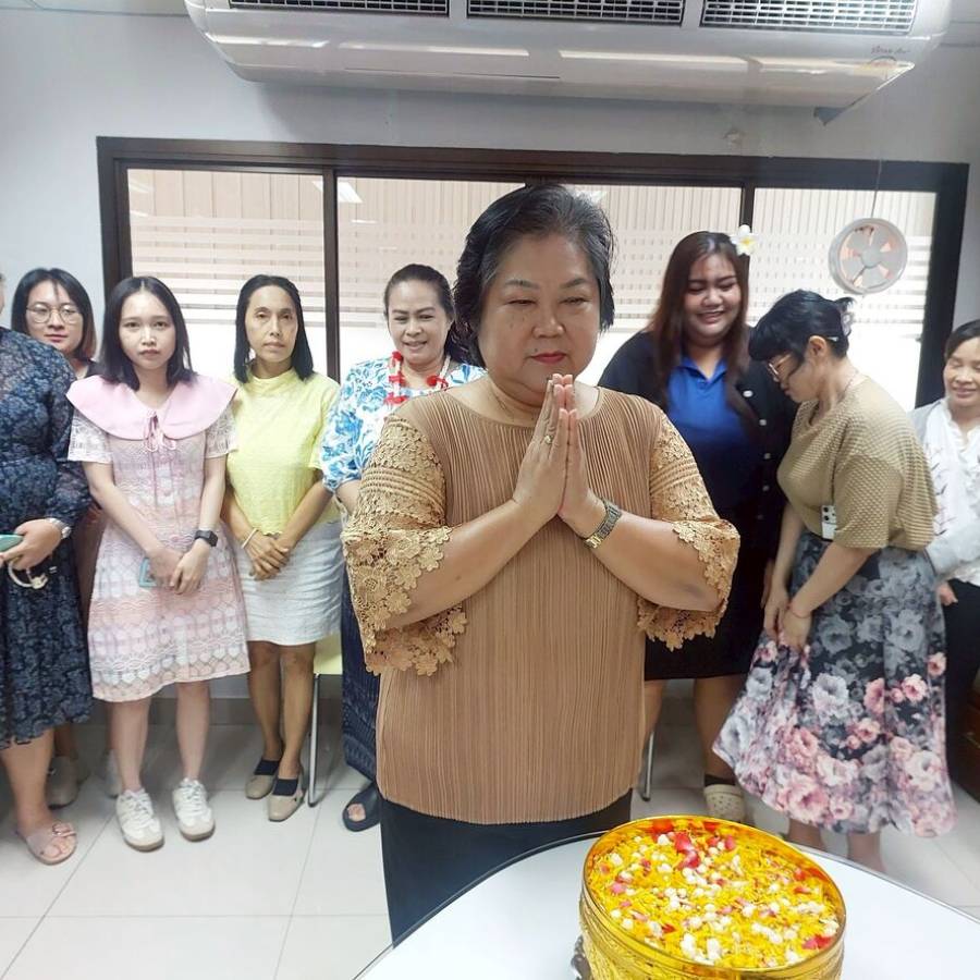 กองคลังจัดพิธีรดน้ำขอพรผู้อำนวยการกองคลัง สืบสานประเพณีสงกรานต์ ประจำปี 2569