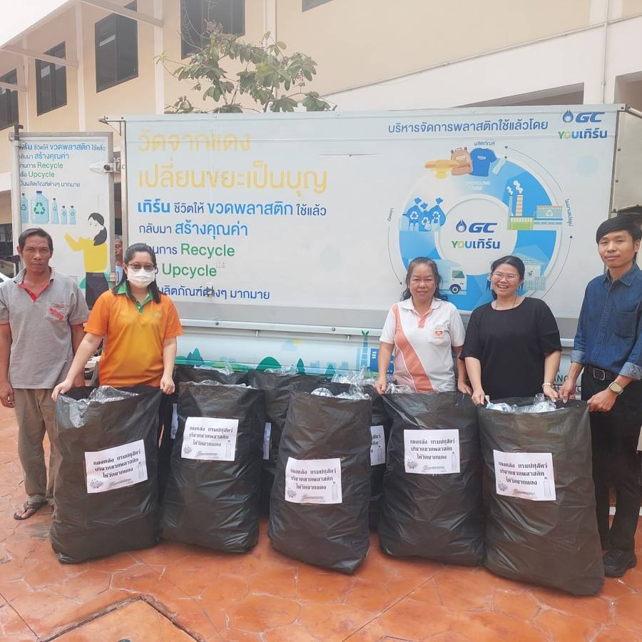 กองคลังรวมบริจาคขวดน้ำพลาสติกให้วัดจากแดง เพื่อนำไปรีไซเคิลเป็นผ้าไตรจีวร